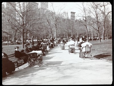 Ansicht von Frauen mit Kinderwagen im Madison Square Park, New York, 1901 von Byron Company